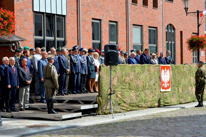 Swięto Wojska Polskiego w Elblągu. Ulicą Stary Rynek przeszła defilada 
