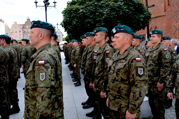 Swięto Wojska Polskiego w Elblągu. Ulicą Stary Rynek przeszła defilada 