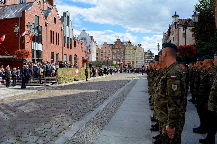 Swięto Wojska Polskiego w Elblągu. Ulicą Stary Rynek przeszła defilada 