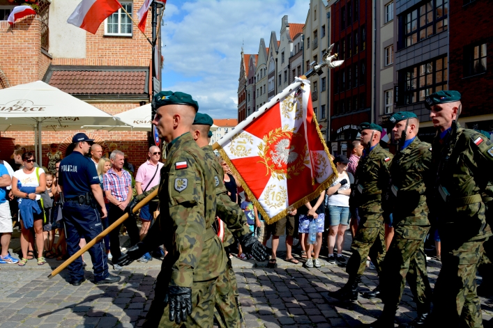 Swięto Wojska Polskiego w Elblągu. Ulicą Stary Rynek przeszła defilada 
