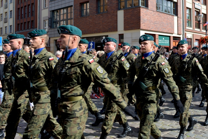Swięto Wojska Polskiego w Elblągu. Ulicą Stary Rynek przeszła defilada 
