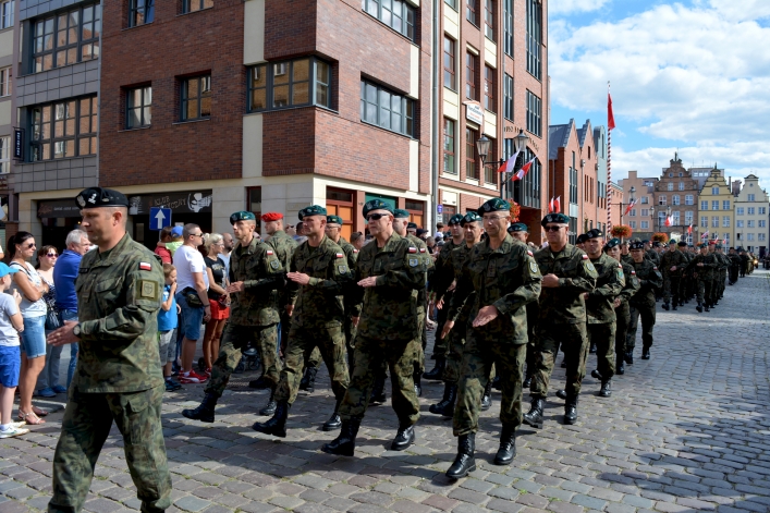 Swięto Wojska Polskiego w Elblągu. Ulicą Stary Rynek przeszła defilada 