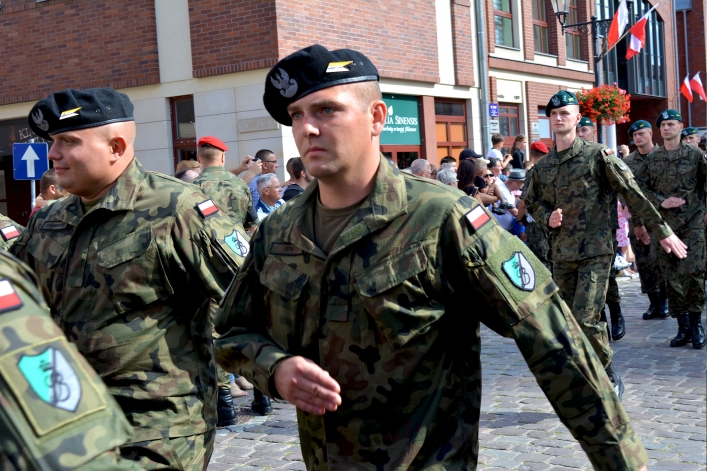 Swięto Wojska Polskiego w Elblągu. Ulicą Stary Rynek przeszła defilada 