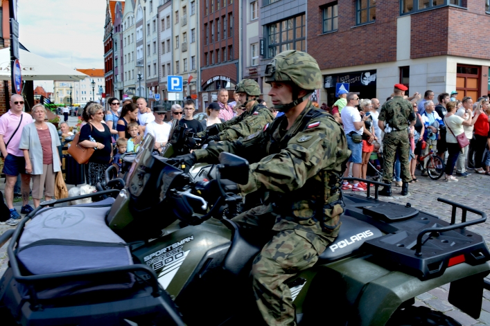 Swięto Wojska Polskiego w Elblągu. Ulicą Stary Rynek przeszła defilada 