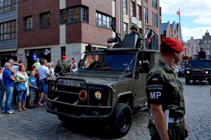 Swięto Wojska Polskiego w Elblągu. Ulicą Stary Rynek przeszła defilada 