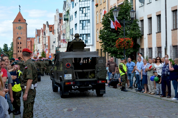 Swięto Wojska Polskiego w Elblągu. Ulicą Stary Rynek przeszła defilada 