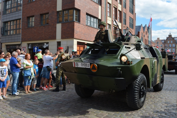Swięto Wojska Polskiego w Elblągu. Ulicą Stary Rynek przeszła defilada 