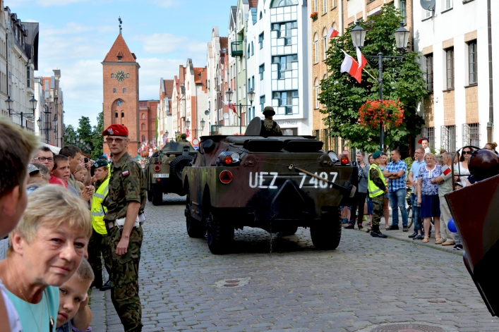 Swięto Wojska Polskiego w Elblągu. Ulicą Stary Rynek przeszła defilada 