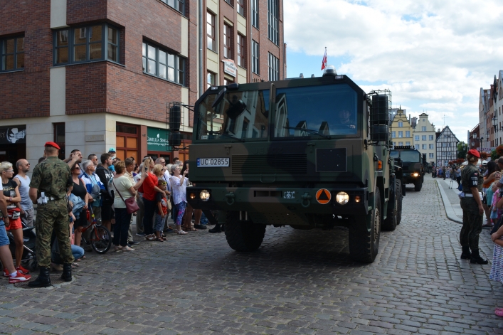 Swięto Wojska Polskiego w Elblągu. Ulicą Stary Rynek przeszła defilada 