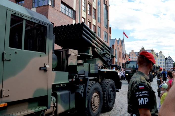 Swięto Wojska Polskiego w Elblągu. Ulicą Stary Rynek przeszła defilada 