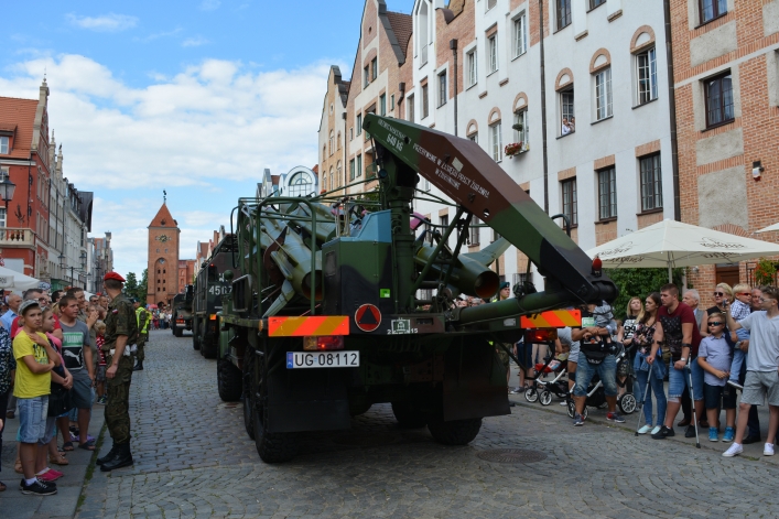 Swięto Wojska Polskiego w Elblągu. Ulicą Stary Rynek przeszła defilada 