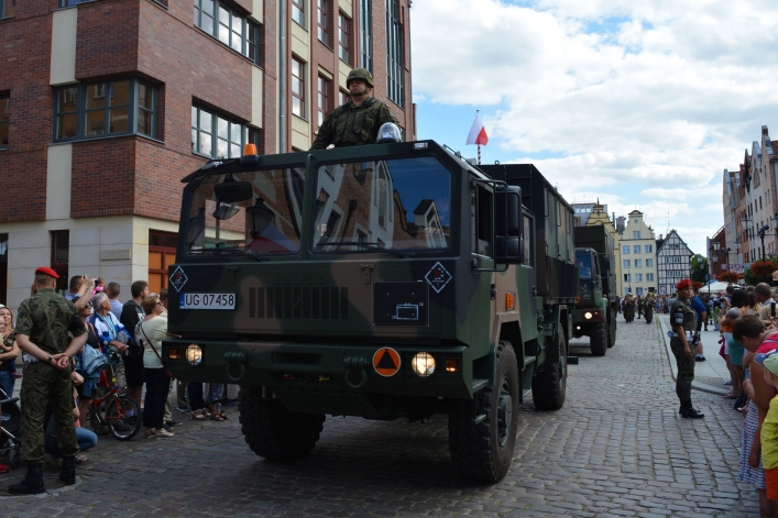 Swięto Wojska Polskiego w Elblągu. Ulicą Stary Rynek przeszła defilada 