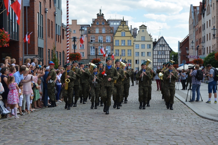 Swięto Wojska Polskiego w Elblągu. Ulicą Stary Rynek przeszła defilada 