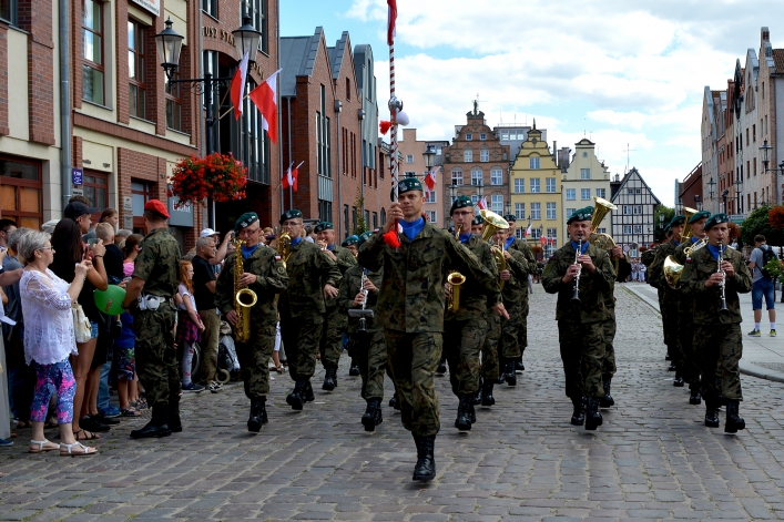 Swięto Wojska Polskiego w Elblągu. Ulicą Stary Rynek przeszła defilada 