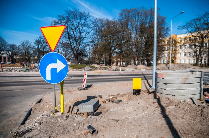 Sygnalizacja świetlna przy drodze 503. Wprowadzono ruch wahadłowy. 