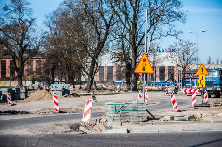 Sygnalizacja świetlna przy drodze 503. Wprowadzono ruch wahadłowy. 