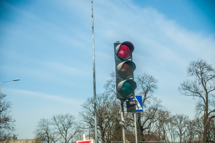 Sygnalizacja świetlna przy drodze 503. Wprowadzono ruch wahadłowy. 