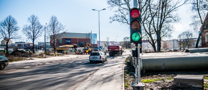 Sygnalizacja świetlna przy drodze 503. Wprowadzono ruch wahadłowy. 