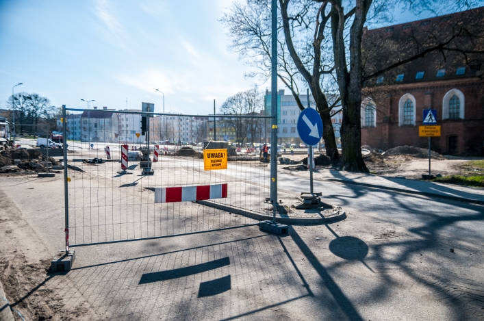 Sygnalizacja świetlna przy drodze 503. Wprowadzono ruch wahadłowy. 