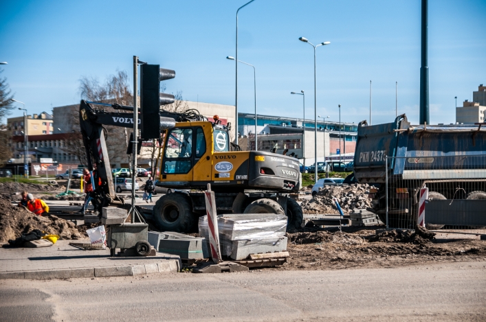 Sygnalizacja świetlna przy drodze 503. Wprowadzono ruch wahadłowy. 