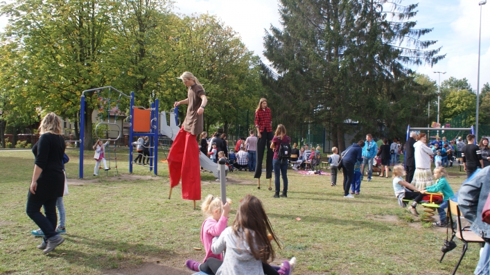 Szczudlarze, tatuaże, konkursy. Za nami festyn rodzinny w Szkole Podstawowej 6