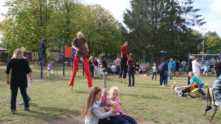 Szczudlarze, tatuaże, konkursy. Za nami festyn rodzinny w Szkole Podstawowej 6