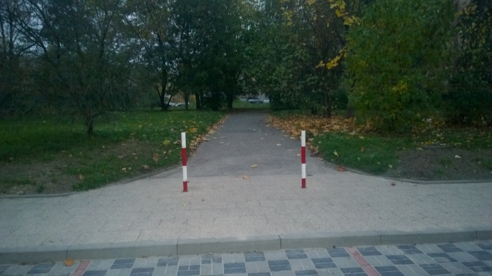 Szlabany uniemożliwiły parkowanie samochodów mieszkańcom