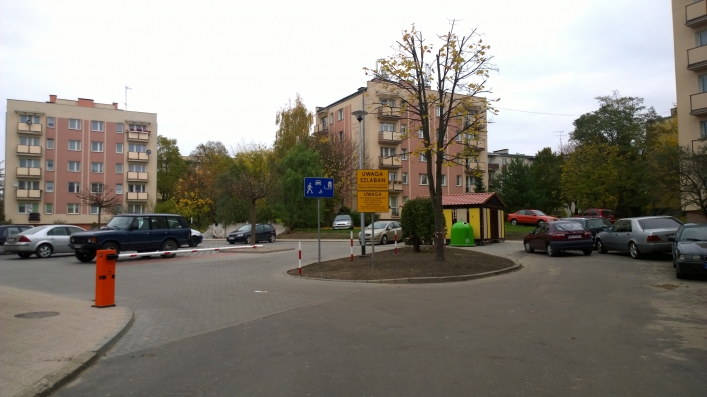 Szlabany uniemożliwiły parkowanie samochodów mieszkańcom