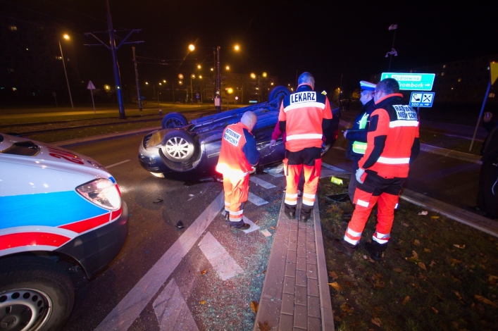 Taksówka dachowała na skrzyżowaniu przed Światowidem