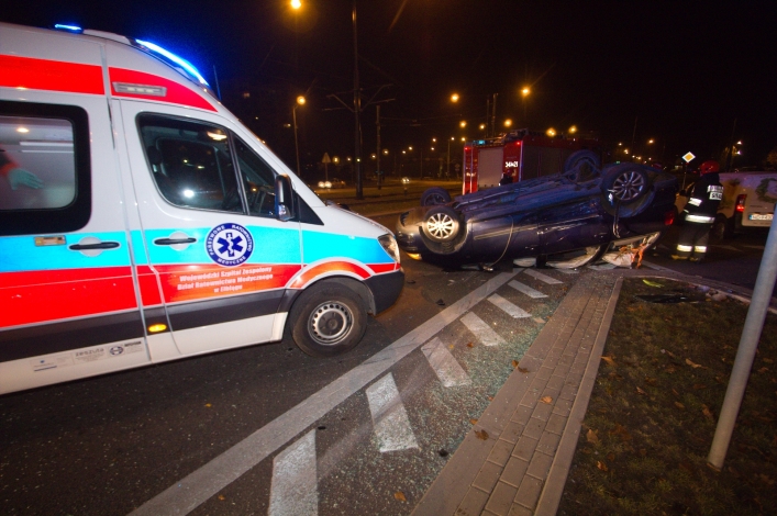 Taksówka dachowała na skrzyżowaniu przed Światowidem