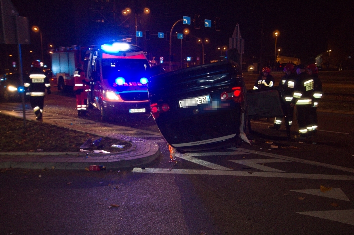 Taksówka dachowała na skrzyżowaniu przed Światowidem