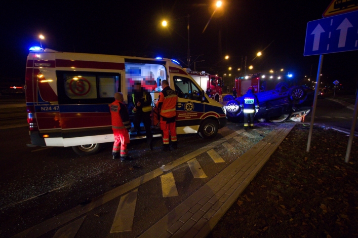 Taksówka dachowała na skrzyżowaniu przed Światowidem
