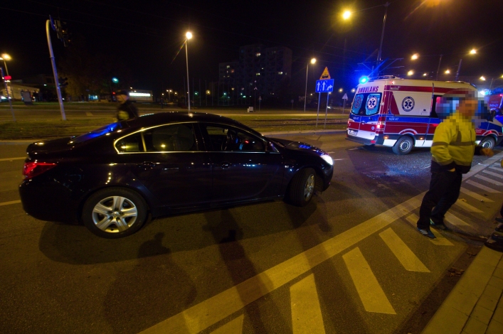Taksówka dachowała na skrzyżowaniu przed Światowidem