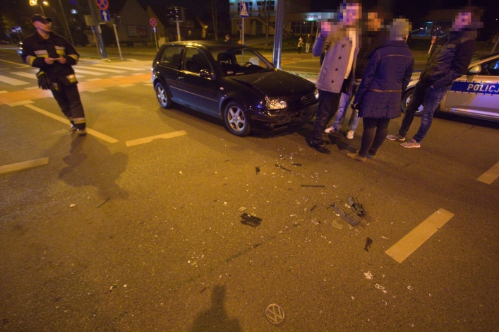 Taksówka dachowała na skrzyżowaniu przed Światowidem