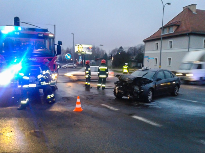 Taksówkarz nie ustąpił pierwszeństwa. Kobieta w szpitalu