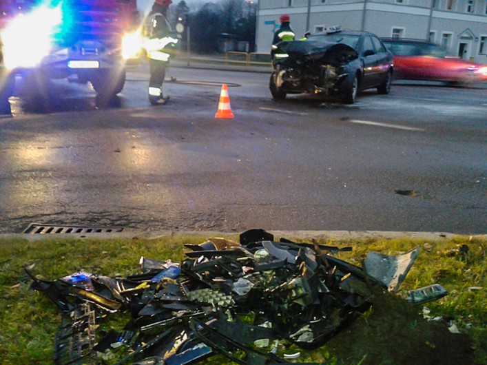 Taksówkarz nie ustąpił pierwszeństwa. Kobieta w szpitalu