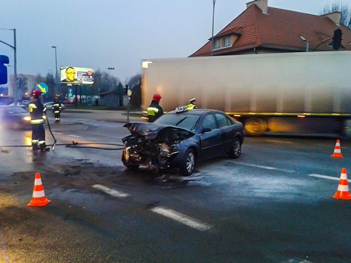 Taksówkarz nie ustąpił pierwszeństwa. Kobieta w szpitalu
