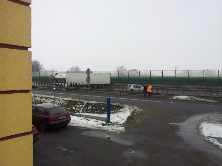 TIR wjechał „pod prąd” i zablokował siódemkę. Musiała interweniować policja