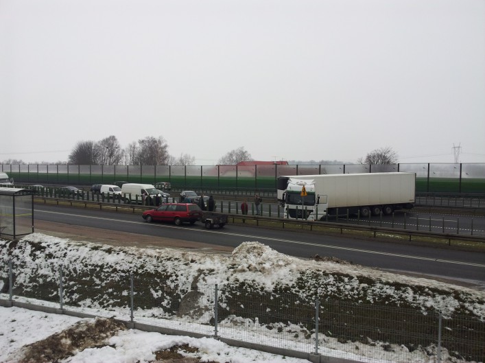 TIR wjechał „pod prąd” i zablokował siódemkę. Musiała interweniować policja