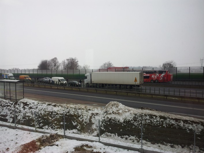TIR wjechał „pod prąd” i zablokował siódemkę. Musiała interweniować policja