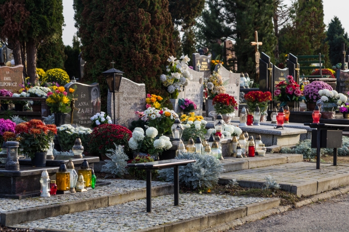 Tłumy na cmentarzach, ale korki minimalne – zobacz zdjęcia z Dębicy
