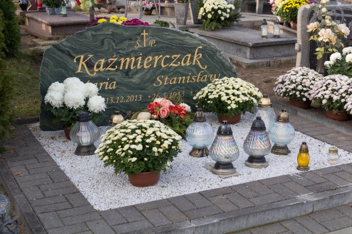 Tłumy na cmentarzach, ale korki minimalne – zobacz zdjęcia z Dębicy