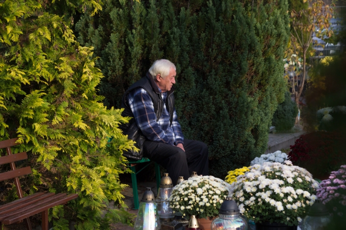 Tłumy na cmentarzach, ale korki minimalne – zobacz zdjęcia z Dębicy