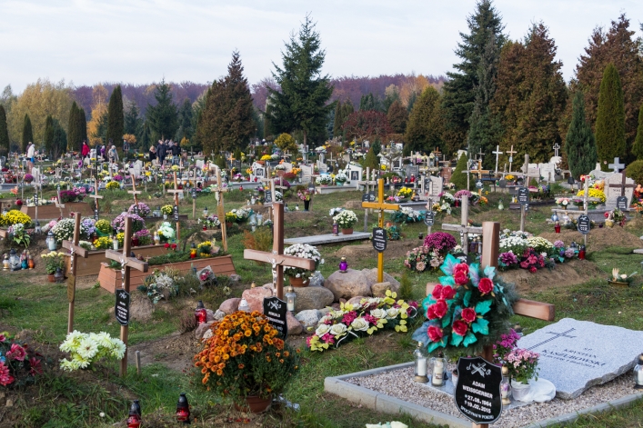 Tłumy na cmentarzach, ale korki minimalne – zobacz zdjęcia z Dębicy