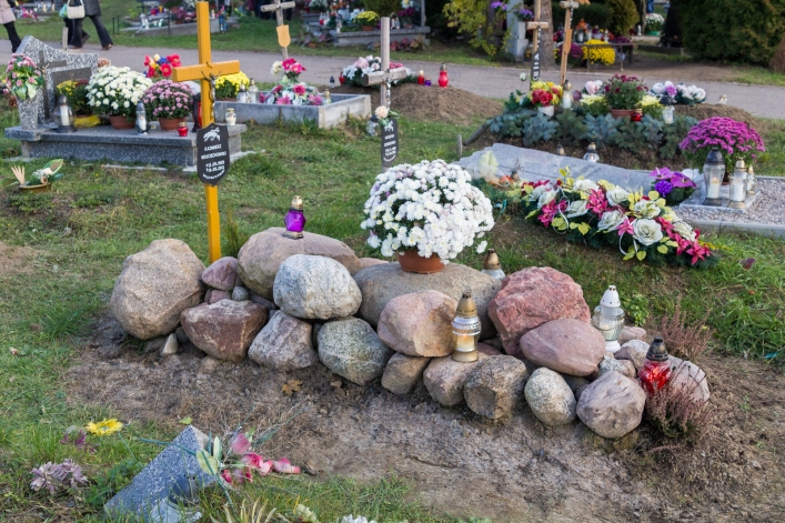 Tłumy na cmentarzach, ale korki minimalne – zobacz zdjęcia z Dębicy