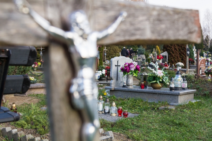 Tłumy na cmentarzach, ale korki minimalne – zobacz zdjęcia z Dębicy