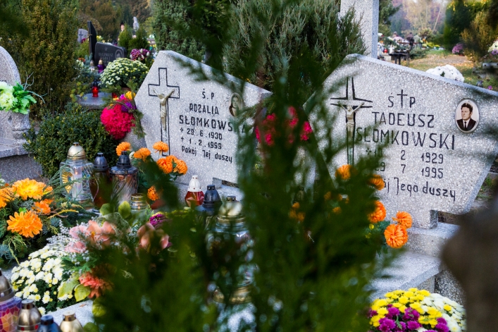 Tłumy na cmentarzach, ale korki minimalne – zobacz zdjęcia z Dębicy