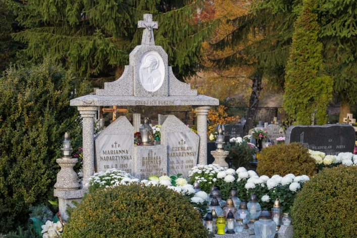 Tłumy na cmentarzach, ale korki minimalne – zobacz zdjęcia z Dębicy