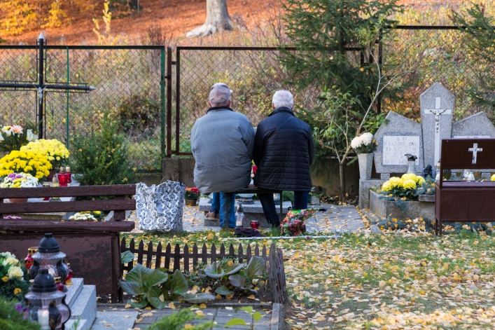 Tłumy na cmentarzach, ale korki minimalne – zobacz zdjęcia z Dębicy