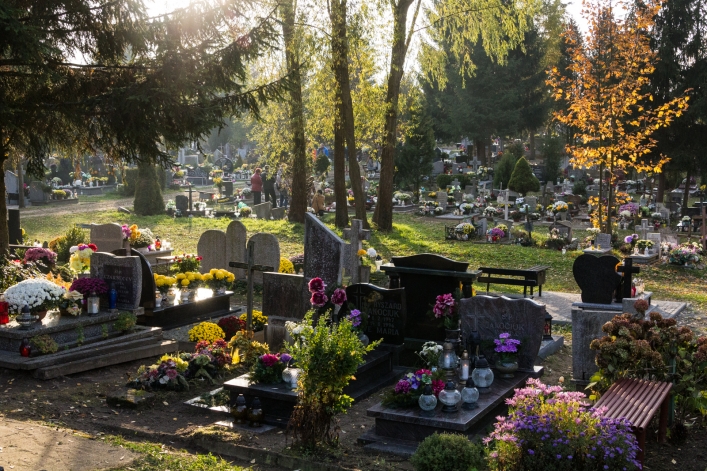 Tłumy na cmentarzach, ale korki minimalne – zobacz zdjęcia z Dębicy